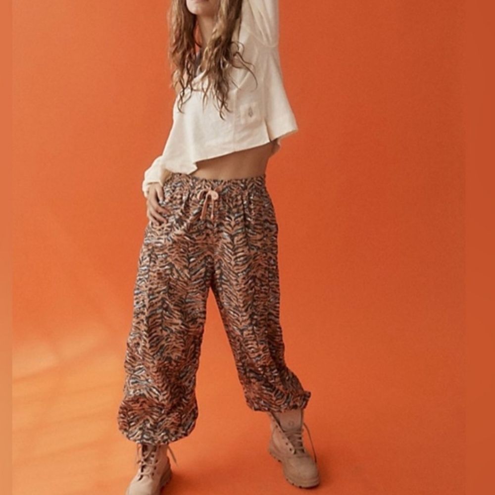 Free People Movement Zephyr Printed Pants Camel Combo Size Large NWOT